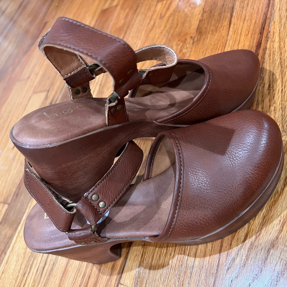 Bøc Women's Brown wooden clog-like Leather Sandals
